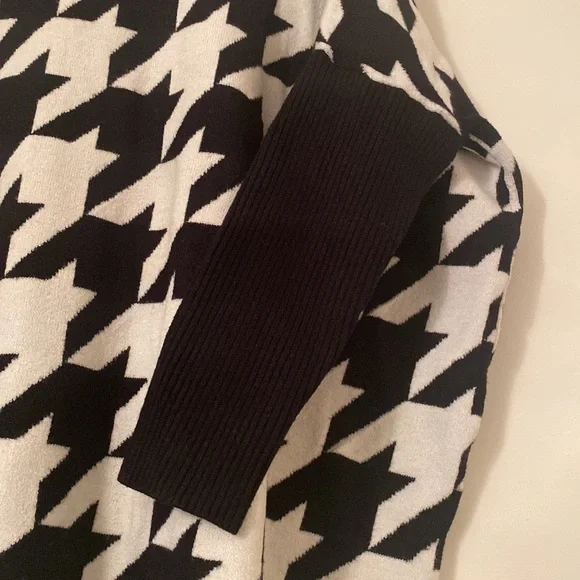 Joseph A. Black and White Houndstooth Turtleneck Sweater - Picture 7 of 10